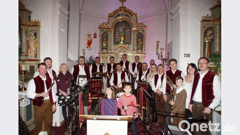 Die Interpreten glänzten beim Konzert der Grenzland Blaskapelle im Altarraum der Dorfkirche &quot;Maria vom Siege&quot; in Dietersdorf. Bild: mmj