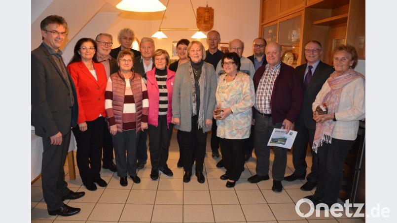 Ein Päckchen Stiftländer Lebkuchen gibt es als kleines Dankeschön für die Seniorenbeauftragten, die seit zehn Jahren im Amt sind. Dazu gratulieren Personalchef Walter Brucker, Oberregierungsrätin Regina Kestel, Ludwig Spreitzer, Landrat Wolfgang Lippert (von links) und der Konnersreuther Bürgermeister Max Bindl (Zweiter von rechts). Bild: jr
