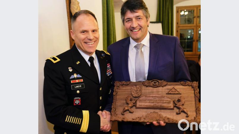 Das Weihnachtsgeschenk von General Christopher C. LaNeve an Bürgermeister Edgar Knobloch hat Symbolkraft. „Partnerschaft durch Freundschaft“ heißt es auf dem kunstvoll gestalteten Holzrelief, mit dem der US-Kommandeur andeutete: Arbeiten wir gemeinsam an einem guten Verhältnis zum Wohl beider Nationen. Bild: do