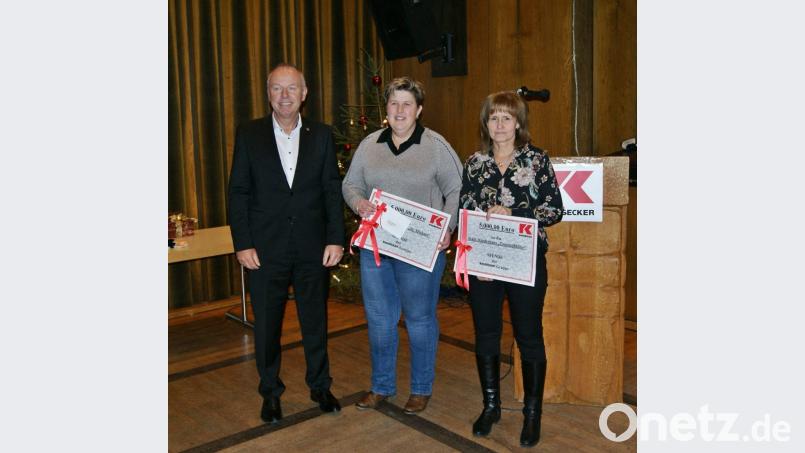 Die Übergabe der zwei 5000-Euro-Schecks mit Kassecker-Geschäftsführer Bernd Fürbringer und Monika Demmer und Brigitte Nickl (von links) von den beiden Waldsassener Kinderhäusern. Bild: exb