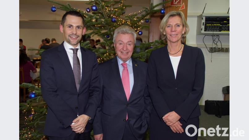 Neu in der Geschäftsführung sind ab 1. Januar 2019 Sabine Kalisch und der bisherige Assistent der Geschäftleitung Benedikt Koller (links). Darüber informierte Gesellschafter Michael Koller die Belegschaft bei der Weihnachtsfeier in der Kantine im Werk Stadlern. Bild: mmj