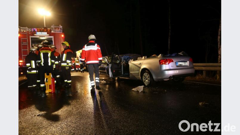 Die Feuerwehr befreite mit hydraulischen Gerät die Insassen des Audis. Bild: rw