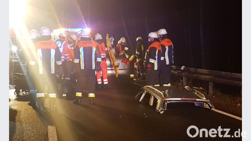 Die Feuerwehr befreite mit hydraulischen Gerät die Insassen des Audis. Bild: rw