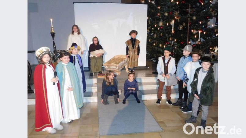 Buben und Mädchen zeigen im Krippenspiel die Geburt Jesu. Bild: hai