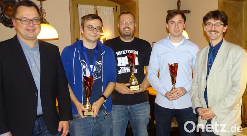 Die erfolgreichen Spieler der Stadtmeisterschaft und der Grand-Prix-Serie vom Schachklub Schwandorf. Bild: sts
