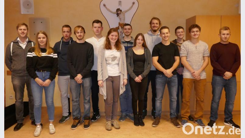 Pastoralreferent Maximilian Pravida (links) leitete die Neuwahlen bei der KLJB Waldau im Pfarrheim. Bild: dob