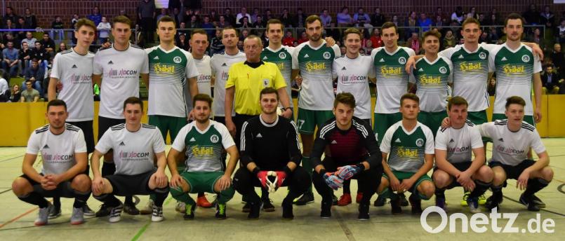 Der SV Mitterteich (grün-weiße Trikots) und die Sportvereinigung Grafenwöhr (weiß) bestritten das Endspiel um den Oberpfalz-Medien-Cup. Der Landesligist aus Mitterteich hatte mit 4:1 das bessere Ende für sich. Bild: A. Schwarzmeier