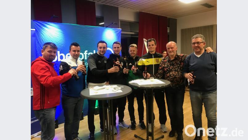 Der Oberpfalz-Medien-Cup 2018 war vielleicht nicht das spielerisch beste Turnier, aber erneut ein Höhepunkt zum Ende des Jahres. Darauf stießen die Vereinsverantwortlichen bei der Pressekonferenz an (von links): Roland Lang (SV Grafenwöhr), Martin Kratzer (SV Raigering), Tobias Bernklau (SpVgg Pfreimd), Christian Most (FC Wernberg), Andreas Lang (SV Mitterteich), Thorsten Baierlein (SV Hahnbach), Teammanager Hannes Beer (SpVgg SV Weiden) und Abteilungsleiter Manfred Herrmann (SV Etzenricht). Bild: fle