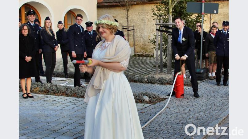 Feuerprobe gleich nach dem Jawort. Wobei – eigentlich war es ja eine Löschprobe. Die forderte die Feuerwehr von ihrem Dienstherrn, Bürgermeister Roman Berr, und seiner Braut Armela. Die beiden sind ganz offensichtlich ein gutes Team, auch an der Kübelspritze. Bild: ds