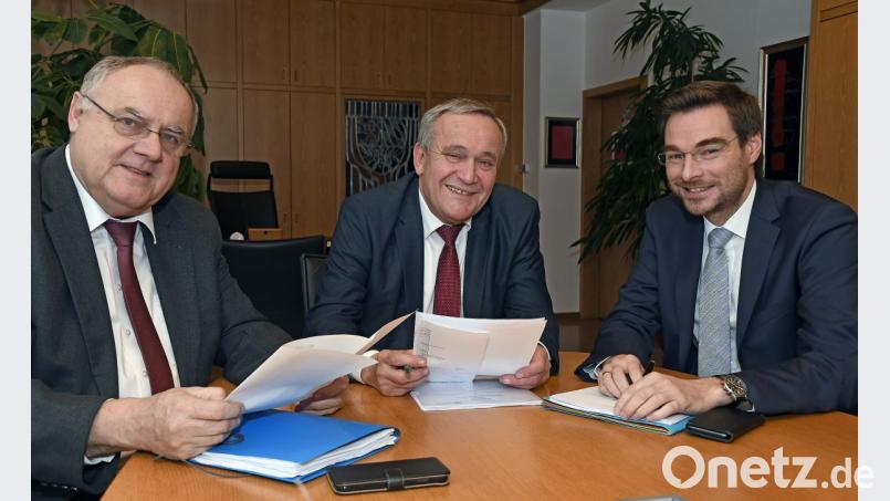 Bild: Hartl
Antrittsbesuch von Dr. Stephan Oetzinger (rechts) bei OB Kurt Seggewiß im OB Amtszimmer
und Lothar Höher (links) Bild: Petra Hartl