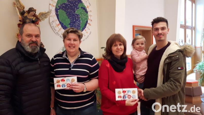 Bei der Spendenübergabe (von links) Hubert Heinzl, Monika Demmer, Brigitte Nickl sowie Simon Heinzl mit Leni, Enkelin von Hubert Heinzl. Bild: exb