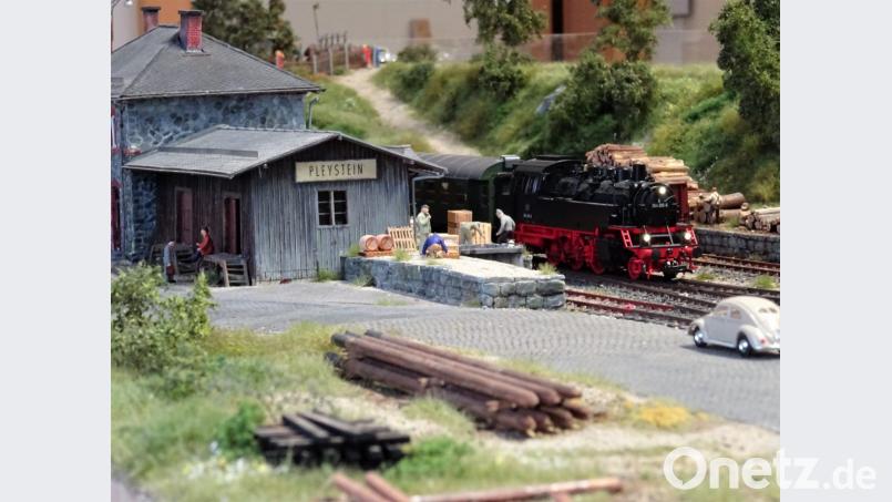 Das Modell der historischen Bahnstrecke strotzt vor Detailverliebtheit. Hier ist der Pleysteiner Bahnhof zu sehen, während gerade ein Zug einfährt. Bild: ens