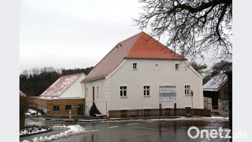 Das denkmalgeschützte ehemalige Pfarrhaus erstrahlt in neuem Glanz, es fehlt nur noch der Anstrich. Links der holzverkleidete Flachbau mit den Wirtschaftsräumen, dahinter der Pfarrsaal mit Satteldach. Bild: boj