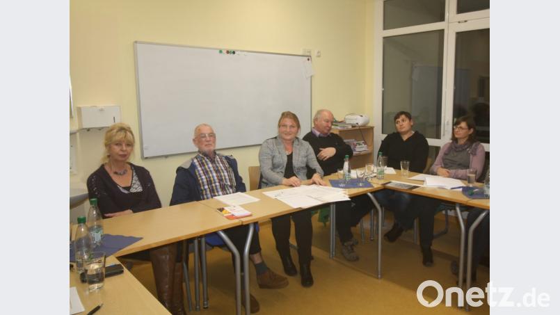 Gut aufgestellt ist die Eschenbacher VHS, doch neue Richtlinien des Volkshochschulverbands erfordern organisatorische Weichenstellungen, die in einer außerordentlichen Mitgliederversammlung im alten Krankenhaus vorbereitet wurden. Von links: Sprachdozentin Giselind Langhans, Vorsitzender Thomas Frankenberger, Geschäftsführerin Angelika Denk, Eckhard Bodner (Außenstelle Pressath), stellvertretende Geschäftsführerin Tatjana Hoff, Barbara Müller (Außenstelle Speinshart). Bild: bjp Bild: bjp
