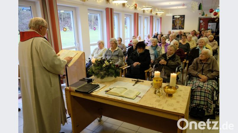 „Dieses Haus ist ein Stück Himmel“, urteilt im Gottesdienst am zweiten Weihnachtsfeiertag im BRK-Seniorenheim Ruhestandspfarrer Helmut Süß. Die Liedertafel umrahmt die Messe mit weihnachtlichen Gesängen. Bild: do