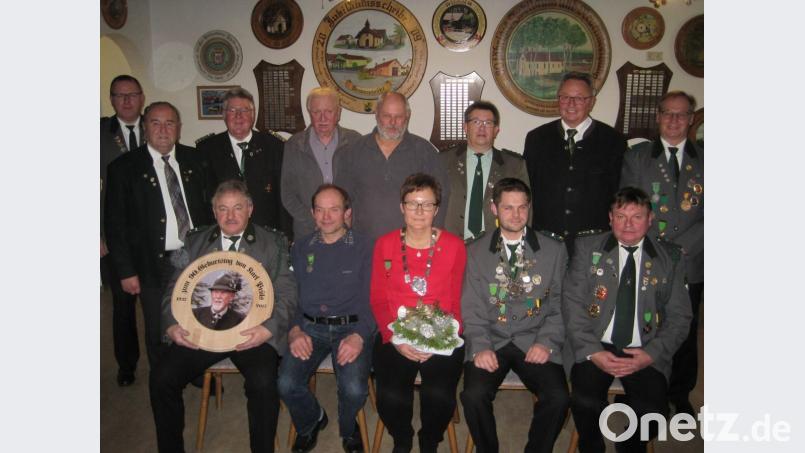 Königsproklamation von Bergschütz Gressenwöhr (stehend, von links): Martin Schmidt (Gewinner Ouzo-Pokal), Gauehrenschützenmeister Karl Federer, Gauehrenschützenmeister und Vize-Schützenmeister von Tell Vilseck, Wolfgang Moll, Aufgelegt-König 2019 Willi Herlitze, Hans Pröls (Übergeber der Karl-Pröls-Scheibe), Schützenmeister Alfred Forster vom Patenverein Eichenlaub Sorghof, Dritter Bürgermeister Heinrich Ruppert und Erich Roppert (goldene Verdienstnadel); sitzend (von links): Karl-Heinz Siegert (Gewinner der Karl-Pröls-Scheibe), 2. Ritter Georg Wiesnet, Liesl Rosi Zinnbauer, König Tobias Schmidt und Schützenmeister Karl-Heinz Schöpf. Bild: exb