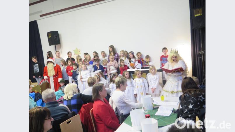 Das Christkind liest aus dem Goldenen Himmelsbuch vor, der Nikolaus verteilt Geschenke. Bild: jzk