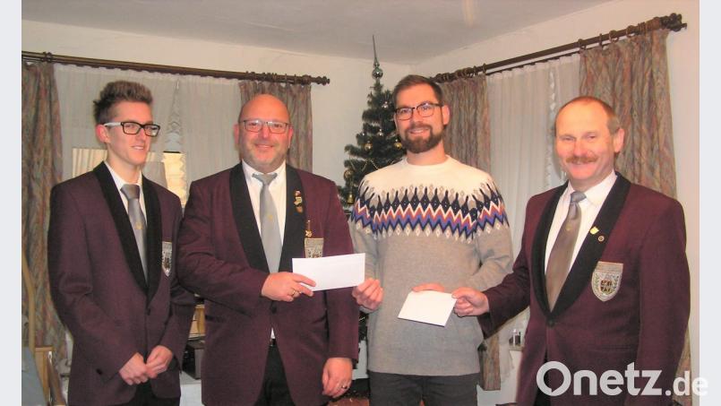 Tobias Schulz, Alexander Völkl, Ronny Tölzer und Karl Herrmann (von links) bei der Spendenübergabe. Bild: tu
