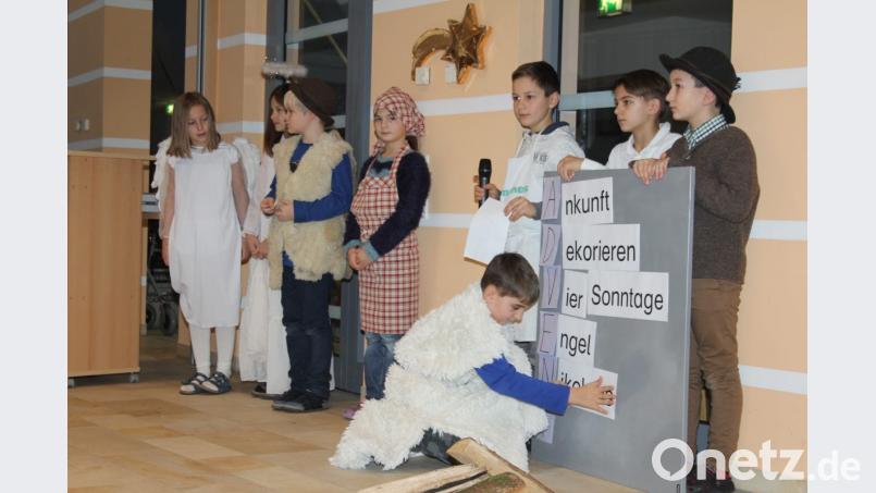 Bei der Musical-Vorführung im Alten- und Pflegeheim erklärten die Schüler anschaulich, wie sie das Wort „Advent“ definieren. Bild: frd