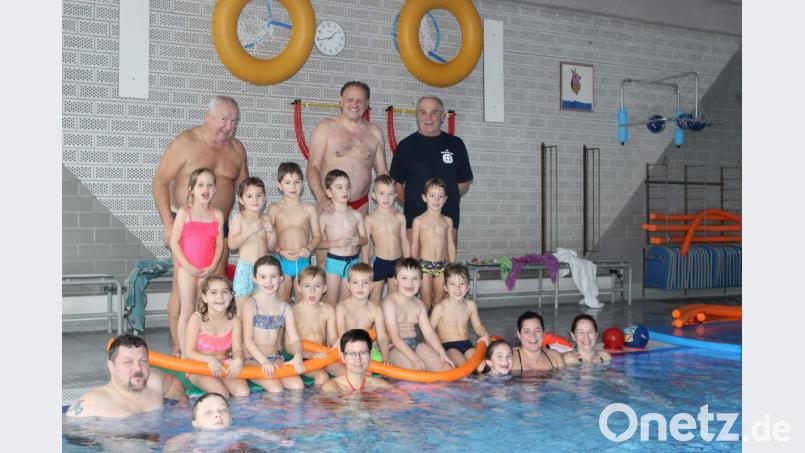 Die Kinder können mit Stolz ihr erstes Schwimmabzeichen tragen. Bild: exb