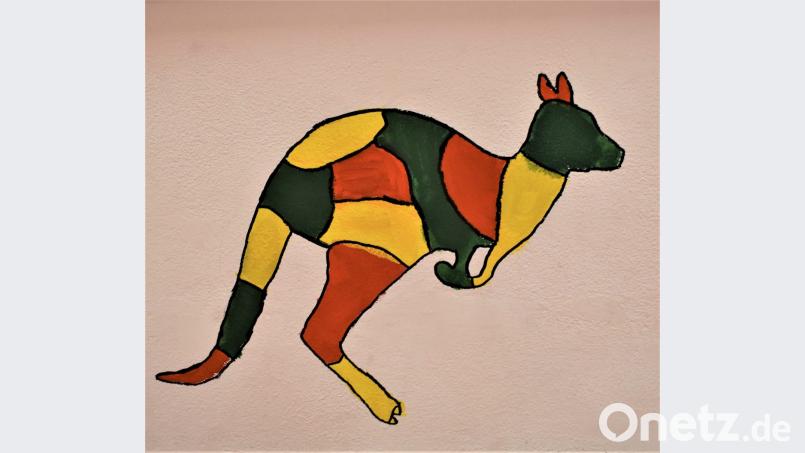 Die Wände des Bewegungsraumes in der Grund- und Mittelschule haben Schüler und Schülerinnen der 9. Klasse gestaltet. Bild: rgr