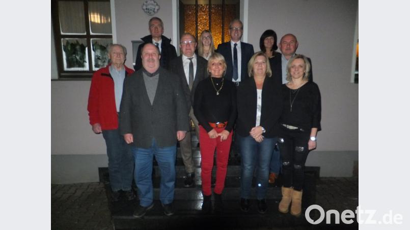 Den geehrten Mitgliedern gratulieren Ortsvorsitzender Georg Götz. Dritte Bürgermeisterin Evi Höllerer, Bürgermeister Bernhard Lindner (hinten, von rechts) und CSU-Kreisvorsitzender Harald Schwartz (hinten, links). Bild: ibj