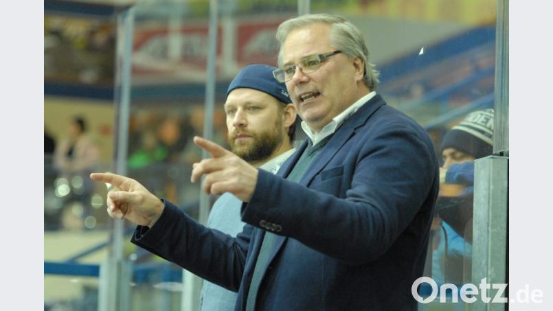 Chefcoach Ken Latta (vorne) und Co-Trainer Florian Zellner geben bei den Blue Devils auch in der Saison 2019/20 den Takt an. Vor dem Match am Freitag gegen Höchstadt (7:6 in der „Overtime“) wurden die Vertragsverlängerungen bekanntgegeben. Bild: gb