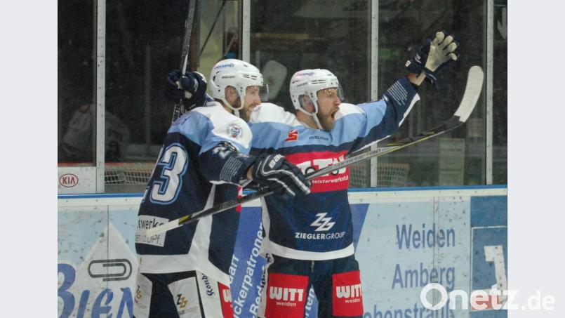 Die Blue Devils kommen momentan aus dem Feiern nicht heraus: Hier bejubeln Herbert Geisberger (rechts) und Martin Heinisch am Freitag einen Treffer beim 7:6 nach Verlängerung gegen die Höchstadt Alligators. Am Sonntag gewannen die Weidener in Höchstadt mit 3:2 und landeten damit den fünften Sieg in Folge. Bild: gb