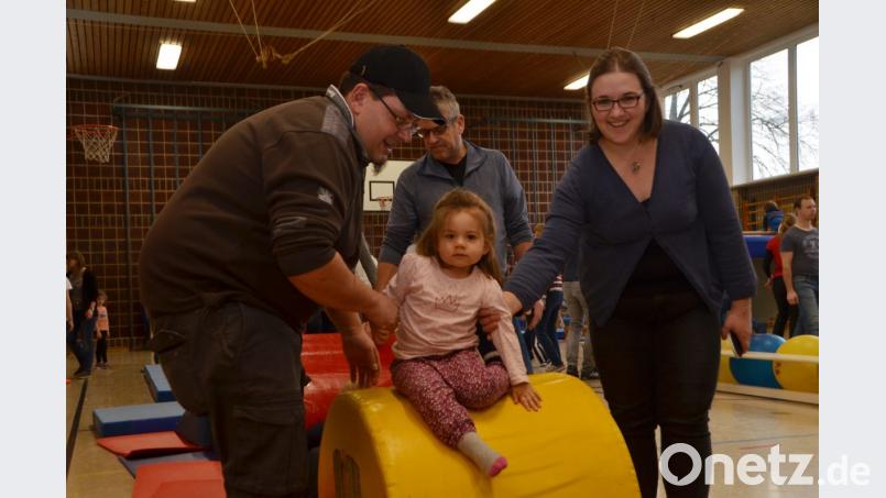 Mama und Papa geben Acht auf ihren Schützling. Bild: dob