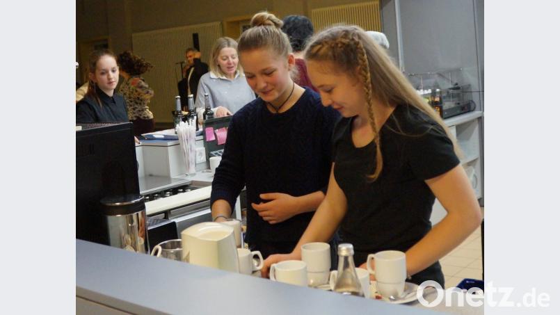 Schülerinnen, Schüler und Eltern der Mittelschule zeigten sich als souveräne Gastgeber und Servicekräfte. Bild: weu