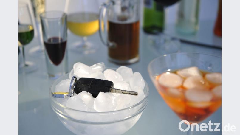 Nie eine gute Idee: Alkohol und Auto. Bild: HUK-Coburg/Hagen Lehmann