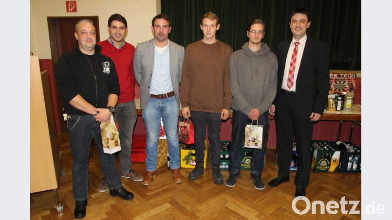 Geschenke gab es für diejenigen, die am häufigsten bei Einsätzen oder Übungen dabei waren. Bild: ral