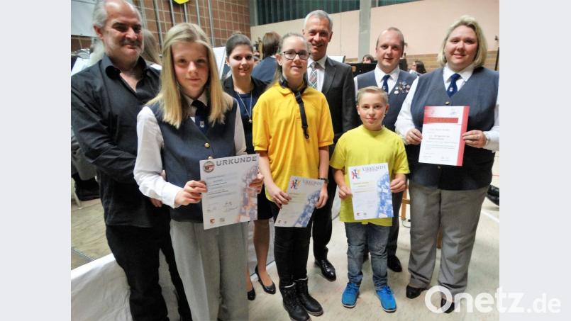 Die erfolgreichen jungen Musiker der Werkvolkkapelle (von links) Marica Kramme, Alexa Schobel, Benedikt Liebenow mit Dirigentin Sabine Kredler. Es gratulieren (hinten, von links) Kreisdirigent Gerhard Böller, Jugendvorstand der Bläserjugend Karin Dotzler, Zweiter Bürgermeister Thorsten Grädler und WVK-Vorsitzender Harald Lukesch. Bild: ct
