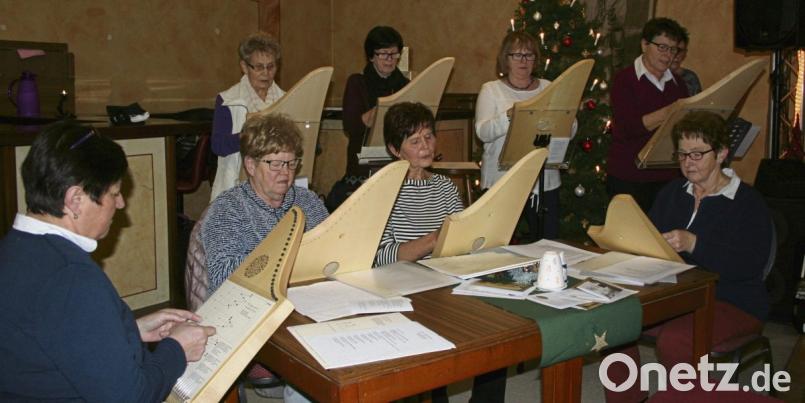 Es ist der erste Auftritt vor vielen Gästen, aber es klappt alles bei der Veeh-Harfen-Gruppe des Katholischen Frauenbunds, die für ihren Musikbeitrag viel Beifall erntet. Bild: gpa