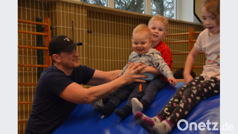 Im Duett geht es für die Krahmer-Buben über die Mattenrutsche. Bild: dob