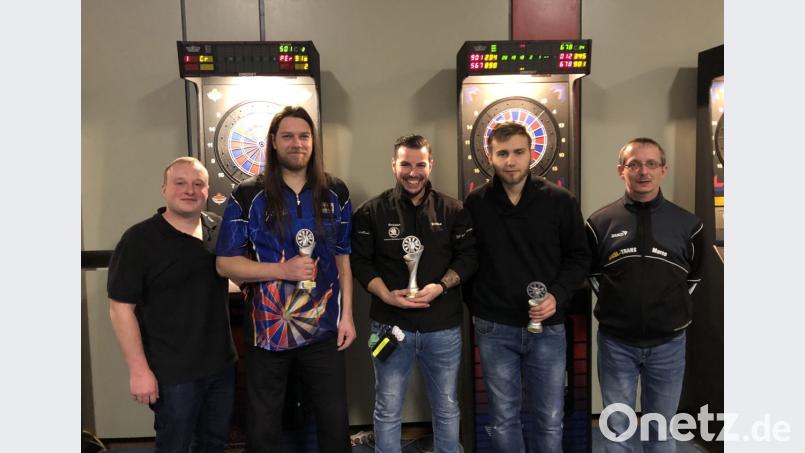 Die SCA-Organisatoren Thomas Fritsch (links) und Marco Wengert (rechts) gratulierten den besten Dartern: Zweitplatzierten Markus Meier, Sieger „Breze“ Daniel Harguth und Drittem Daniel Karl (mit Pokalen von links) Bild: ga