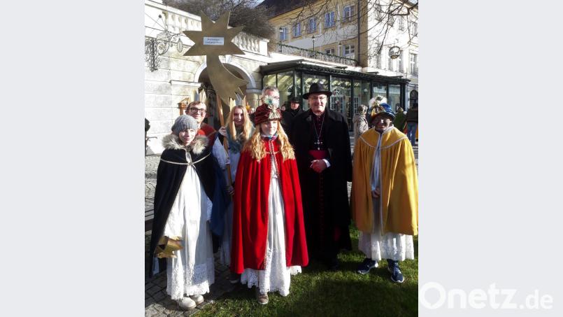 Die Sternsinger von St. Ursula mit Bischof Rudolf Voderholzer (Zweiter von rechts). Bild: Nicole Koller
