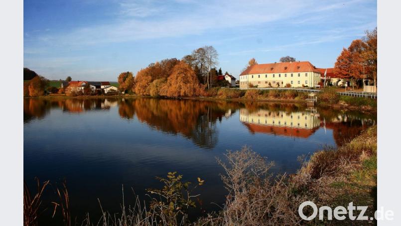 Durch seine Lage am Weiher gilt Kornthan als das wohl „schönste Fischerdorf Altbayerns“. Archivbild: wro