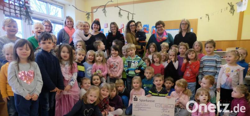 Der Kindergarten Stulln spendete an das Kinderpalliativteam Ostbayern am Klinikum St. Marien Amberg den ansehnlichen Betrag von 500 Euro. Der Spendenaufruf zur Martinsfeier erbrachte 300 Euro. Der Elternbeirat legte aus dem Verkaufserlös noch 200 Euro dazu. Im Bild (hinten von rechts) Leiterin Sonja Reitinger und Kinderkrankenschwester Karin Borchers sowie Elternbeiratsmitglieder. Bild: ohr