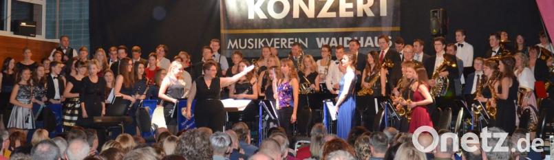 75 Mitwirkende bedeuten eine neue Rekordmarke für die Waidhauser Neujahrskonzerte, die am Samstagabend unter dem Motto &quot;Eine Reise nach Wien&quot; ein restlos euphorisches Publikum hinterließen. Bild: fjo