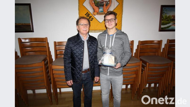 Bürgermeister Werner Walberer zeichnet Adrian Szymanek aus. Bild: bjp