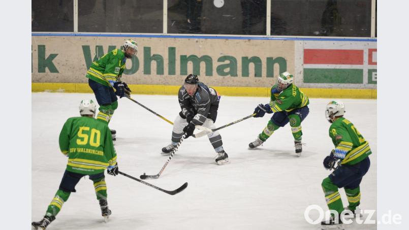 Der ERSC Amberg (in Schwarz Felix Köbele) tat sich schwer gegen einen starken ESV Waldkirchen, durfte am Ende aber erst nach Verlängerung den 8:7-Erfolg feiern. Bild: brü
