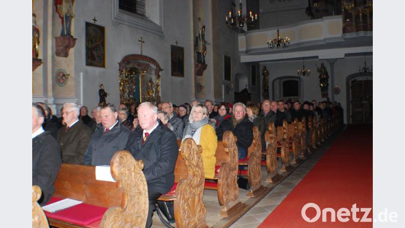 Die Pfarrkirche St. Laurentius war voll besetzt. Bild: enz