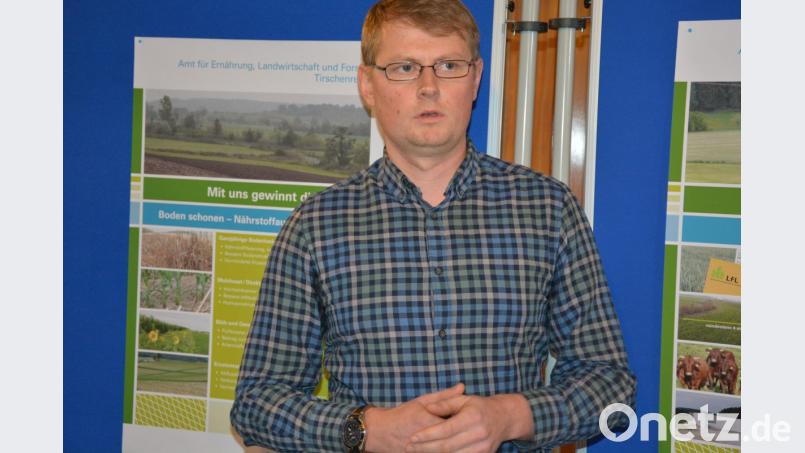Pflanzenbauberater Johannes Schrems erläuterte die Maßnahmen der Landwirte bezüglich Gewässerschutz. Bild: jr