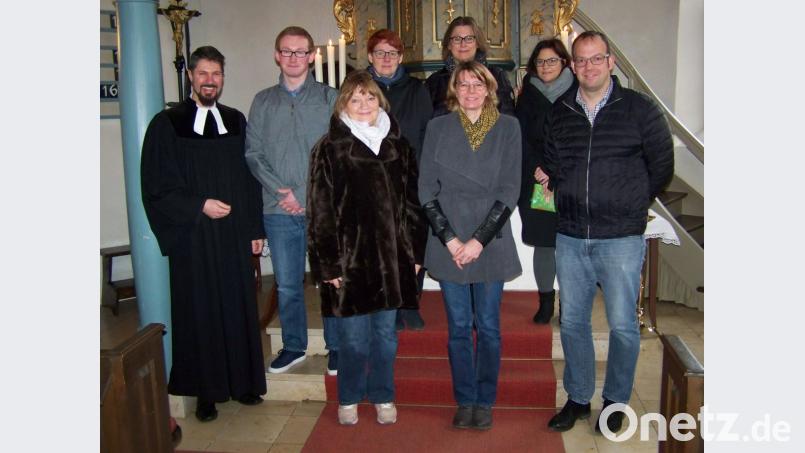 Die neue Leitung der evangelischen Kirchengemeinde Hirschbach (vorne, von links) Christine Ludwig, Tanja Appel und Marco Regler, (hinten, von links) Pfarrer Gerhard Durst, Lukas Engelhardt, Silke Spieß, Birgit Sommer und Martina Utz. Bild: rrd