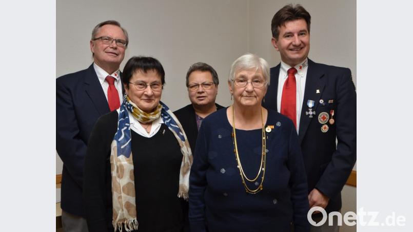 Wally Zwick (Zweite von rechts) gehört seit 60 Jahren der BRK-Bereitschaft Vohenstrauß an. Alle ihre Verdienste aufzuzählen, wäre unmöglich. Hartmut Ordnung, Maria Dobmayer und Sandro Galitzdörfer (hinten, von links) würdigen die BRK-Institution. Auch Marga Kleber (Zweite von links) erhält eine Auszeichnung. Bild: dob