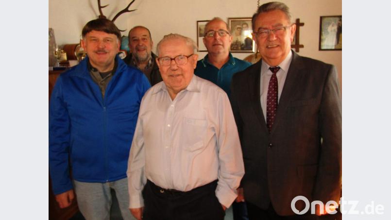 Geburtstagsrunde bei Friedrich Brütting (von links): Christian Schatz (Flembach-Kickers), Georg Büttner (Haus- und Grundbesitzerverein Auerbach), der Jubilar mit Sohn Willi und Zweiter Bürgermeister Herbert Lehner. Bild: sck