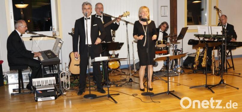 Die überregional renommierte Band „Cappuccino“ hatte mit dem tanzbegeisterten Publikum leichtes Spiel durch professionelle Tanzmusik. Bild: weu