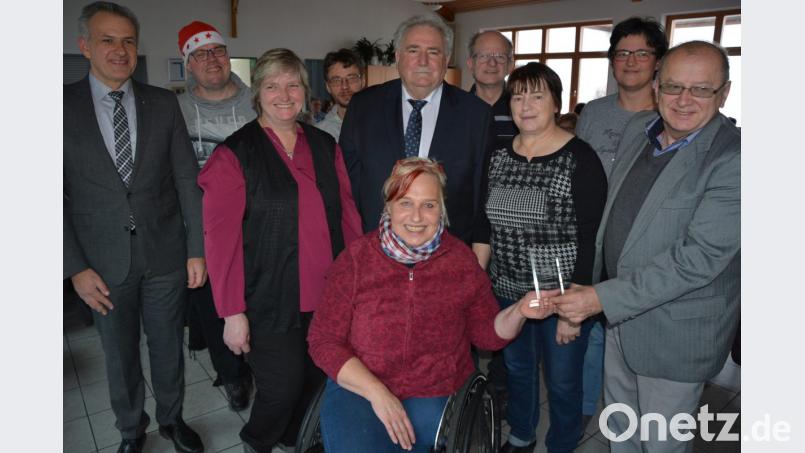 Martina Sötje (Mitte) und Josef Ansl (rechts) aus Plana nehmen gemeinsam den Europapreis in Empfang. Peter Gold (Fünfter von links) hat ihn überreicht. Bild: jr