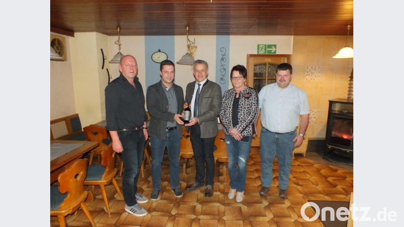 Als kleines Dankeschön für sein Kommen überreichte CSU-Vorsitzender Wolfgang Söllner an Roland Grillmeier einen guten Tropfen. Mit dabei waren (v.re.) stellvertretender CSU-Vorsitzender und Gemeinderat Michael Sticht, FU-Vorsitzende Petra Becher, CSU-Ehrenvorsitzender und Fraktionssprecher im Gemeinderat Josef Söllner. Bild: soj